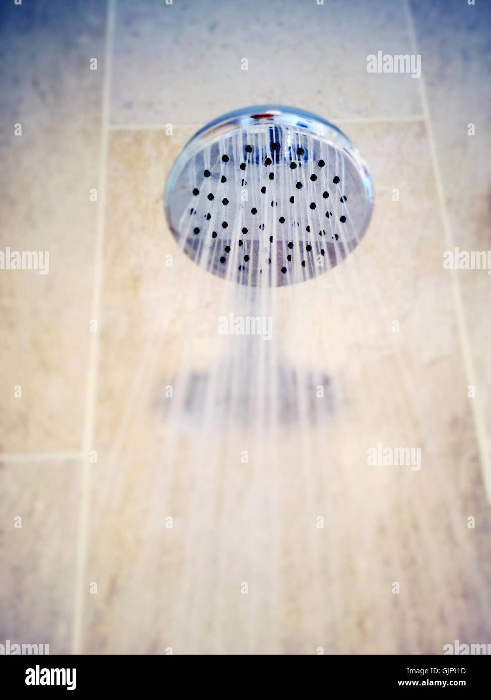 El agua que corre desde el Metal ducha Accesorio Foto de stock