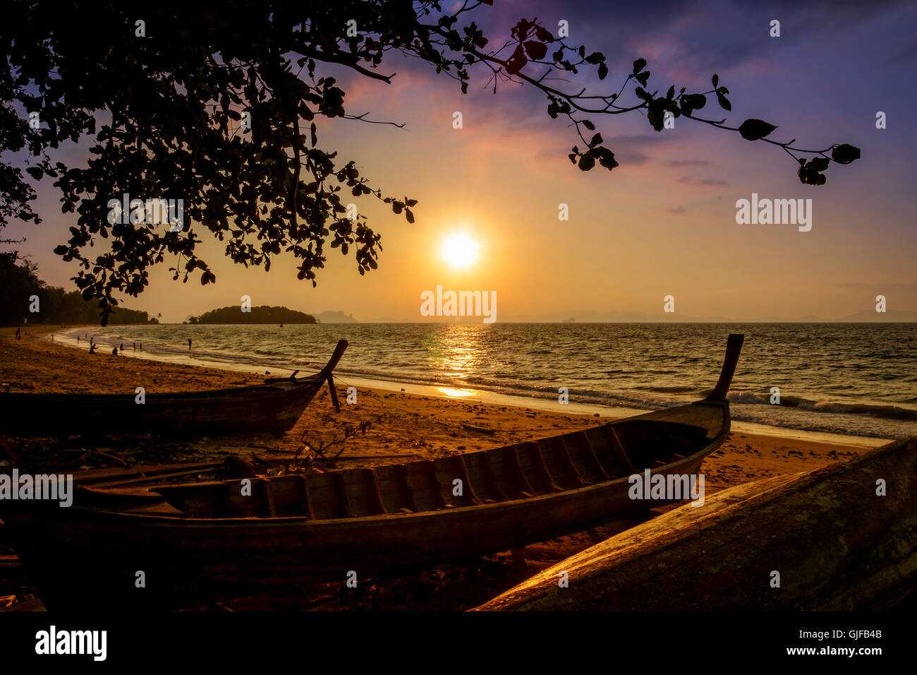 Los atardeceres de verano en el mar de Andaman, provincia de Krabi, en el sur de Tailandia. Foto de stock