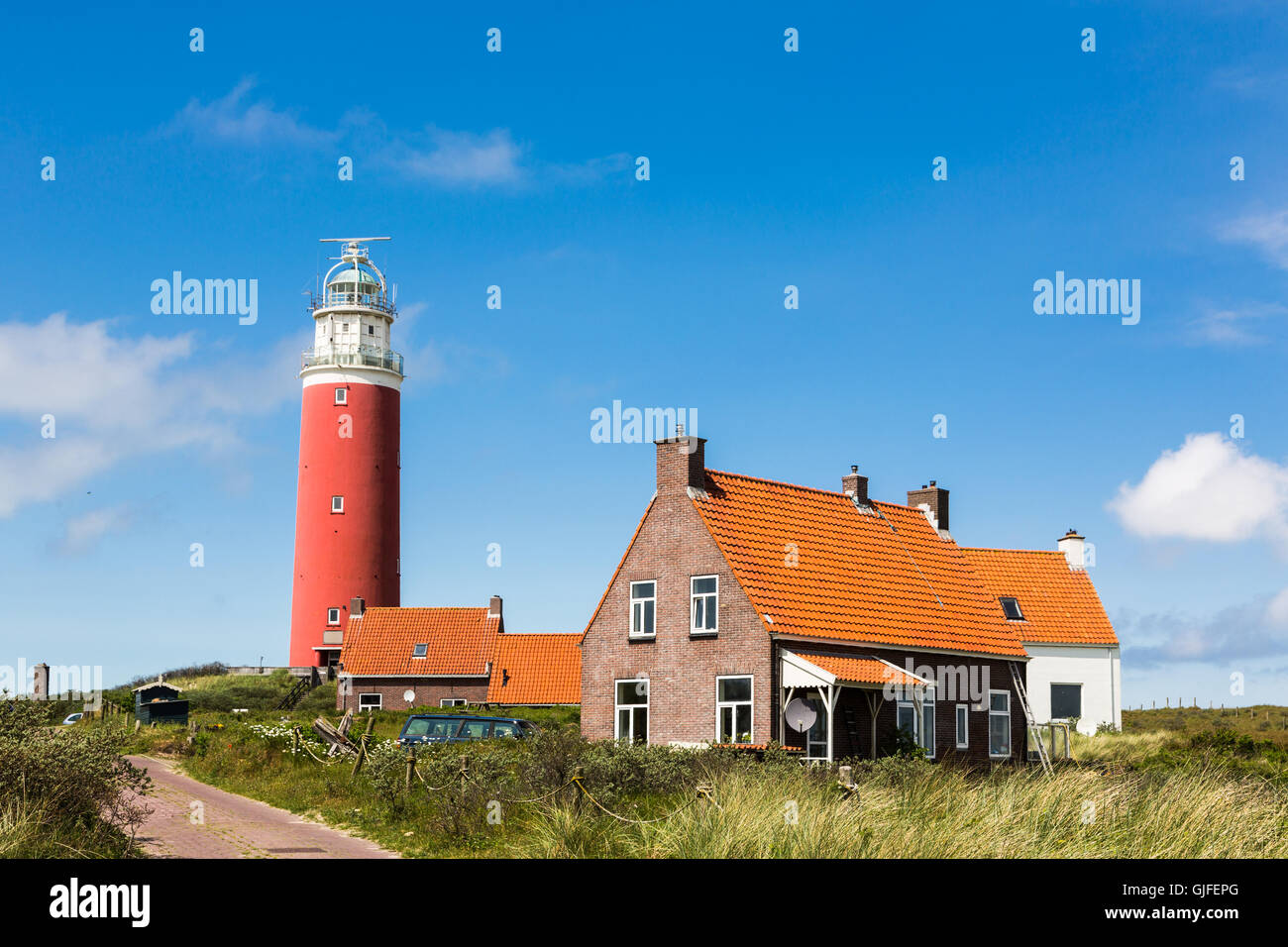 Un faro y una pequeña aldea en la isla de Texel en Holanda. Este es un popular destino de playa es el verano a lo largo de la no Foto de stock