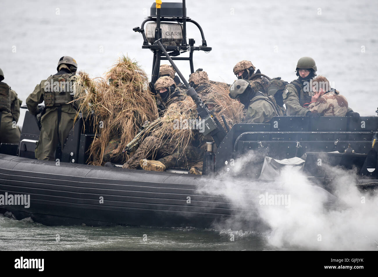 Kampftaucher der Bundeswehr / Marina während einer Übung / Einsatz mit einem Schlauchboot am 5. Abril 2014 en Eckernförde. Comba Foto de stock
