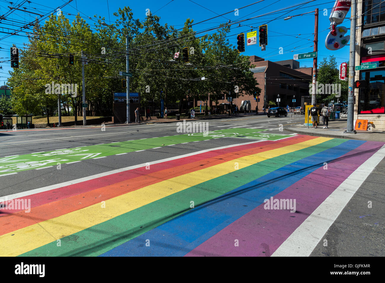 De temática gay rainbow cruce peatonal en Capitol Hill District, Seattle, Washington, EE.UU. Foto de stock
