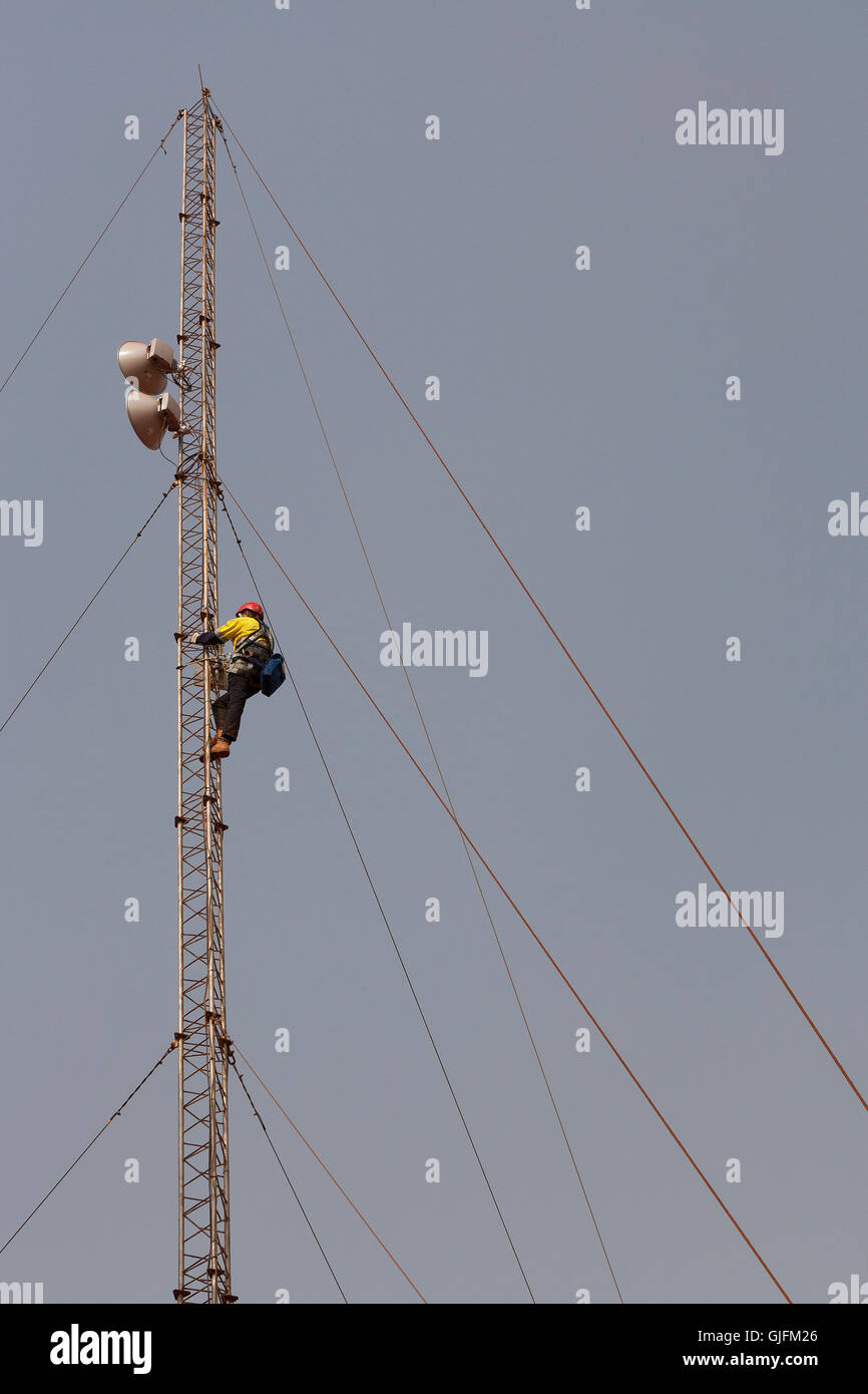 Mina de mineral de hierro en Sierra Leona. Ingeniero de Telecomunicaciones por la torre en altura en microondas radio enlace de red antena ajuste de alineación, etc. Foto de stock