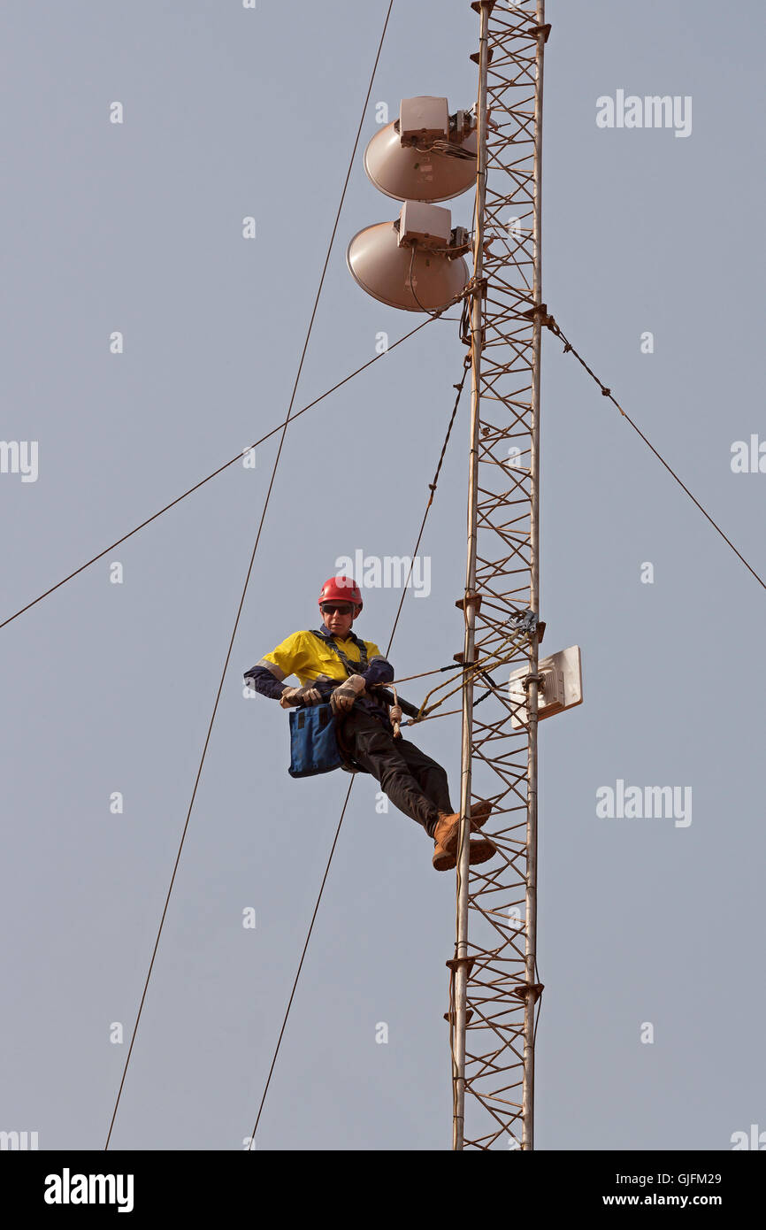 Mina de mineral de hierro en Sierra Leona. Ingeniero de Telecomunicaciones por la torre en altura en microondas radio enlace de red antena ajuste de alineación, etc. Foto de stock
