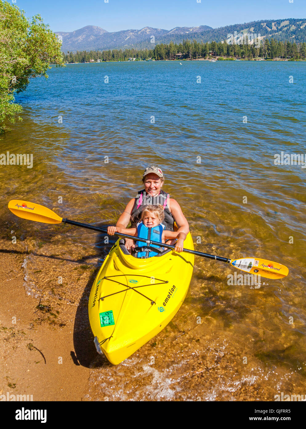 La madre y la niña en kayak en Big Bear Lake, en el sur de California