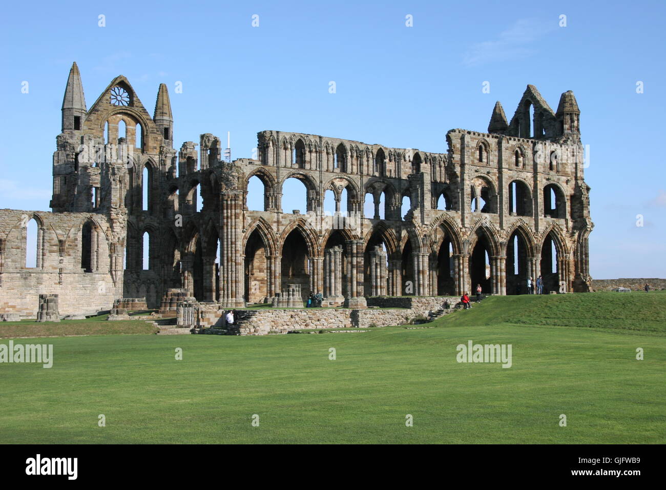 Ruinas de la Abadía de Whitby en Yorkshire del Norte, vinculado a Bram Stoker para su novela Drácula Foto de stock