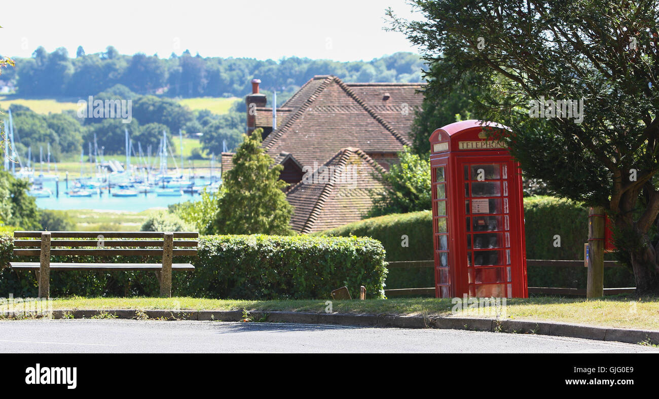 Cuadro Teléfono rojo con vistas del río Hamble tomadas en el viejo Bursledon Foto de stock