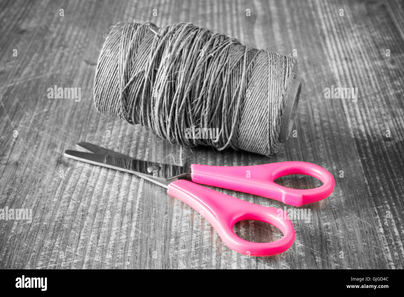 costura-costurera-hilo-aguja-tijeras-metro-coser-textil-negro-amarillo-dedal-cremallera  Stock Photo