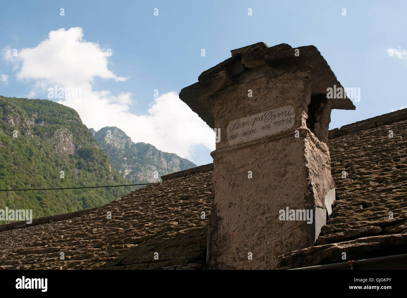 Suiza, Europa: vista de una chimenea en la vieja aldea de Lavertezzo, un antiguo pueblo de piedra en el cantón de Ticino, en el verde Valle de Verzasca Foto de stock