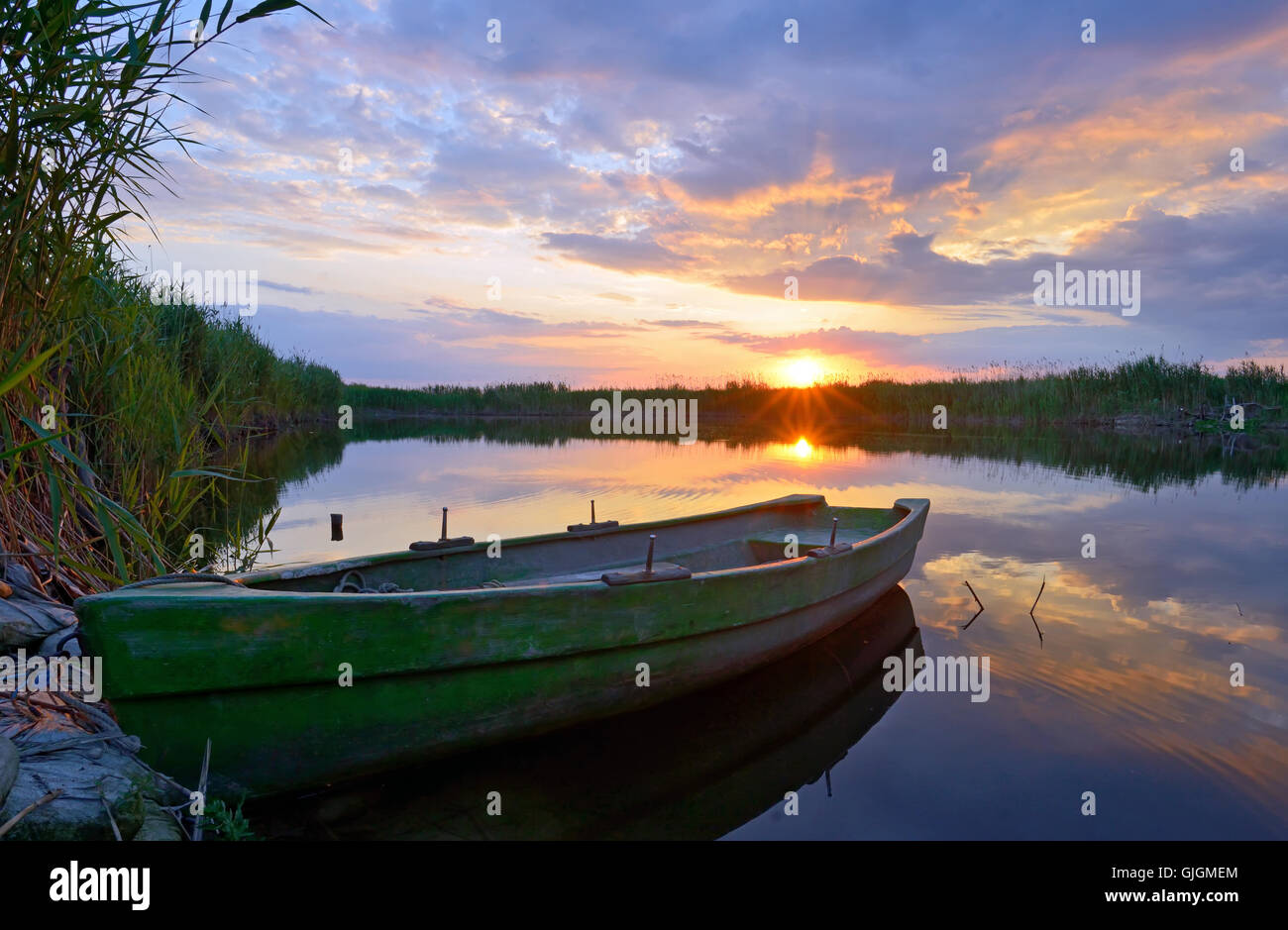 Barco pescador en el Delta del Danubio al atardecer Foto de stock