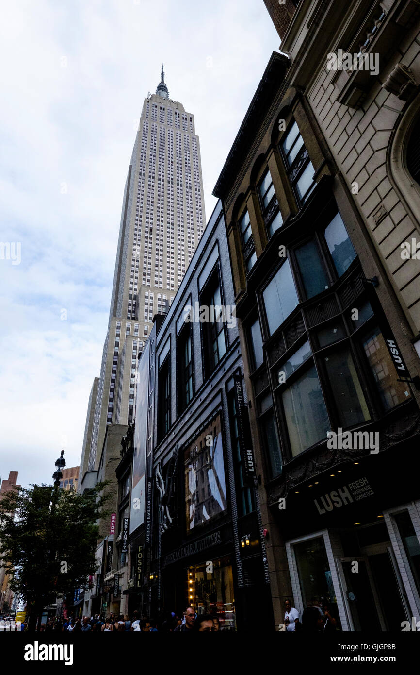 El Empire State Building, visto desde West 34th Street Foto de stock