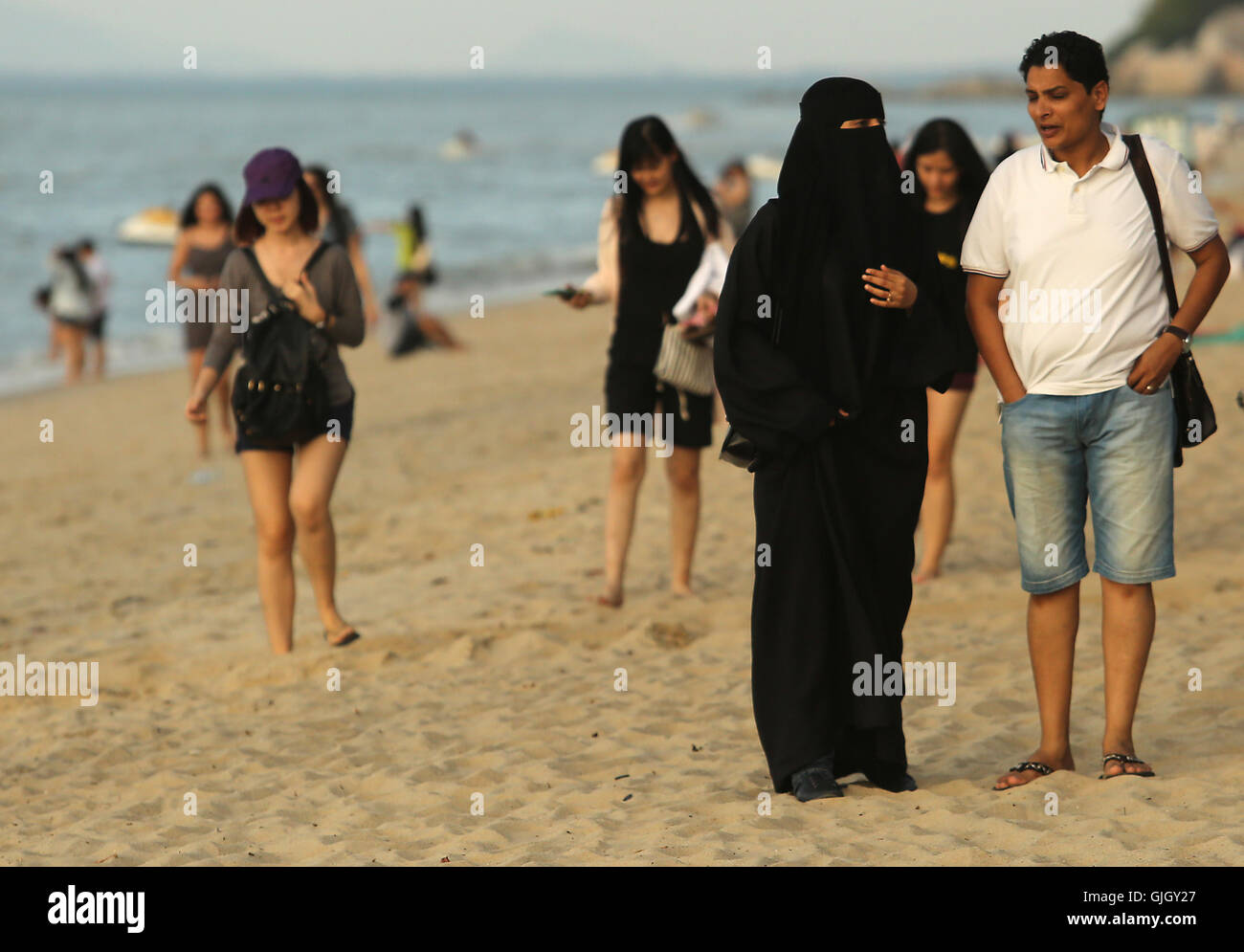 Distinguir Haz lo mejor que pueda apodo Febrero 24, 2016 - Penang, Malasia - mujeres musulmanas, vistiendo burqas,  completa y los hombres disfruten de un día en la playa de Penang, en  Malasia el 21 de febrero de 2016.