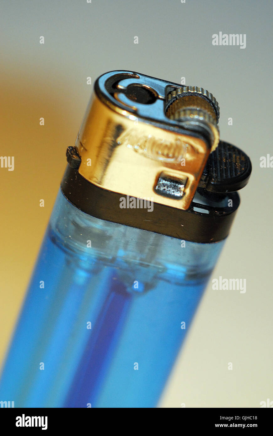 Recarga de encendedor de gas fotografías e imágenes de alta resolución -  Alamy