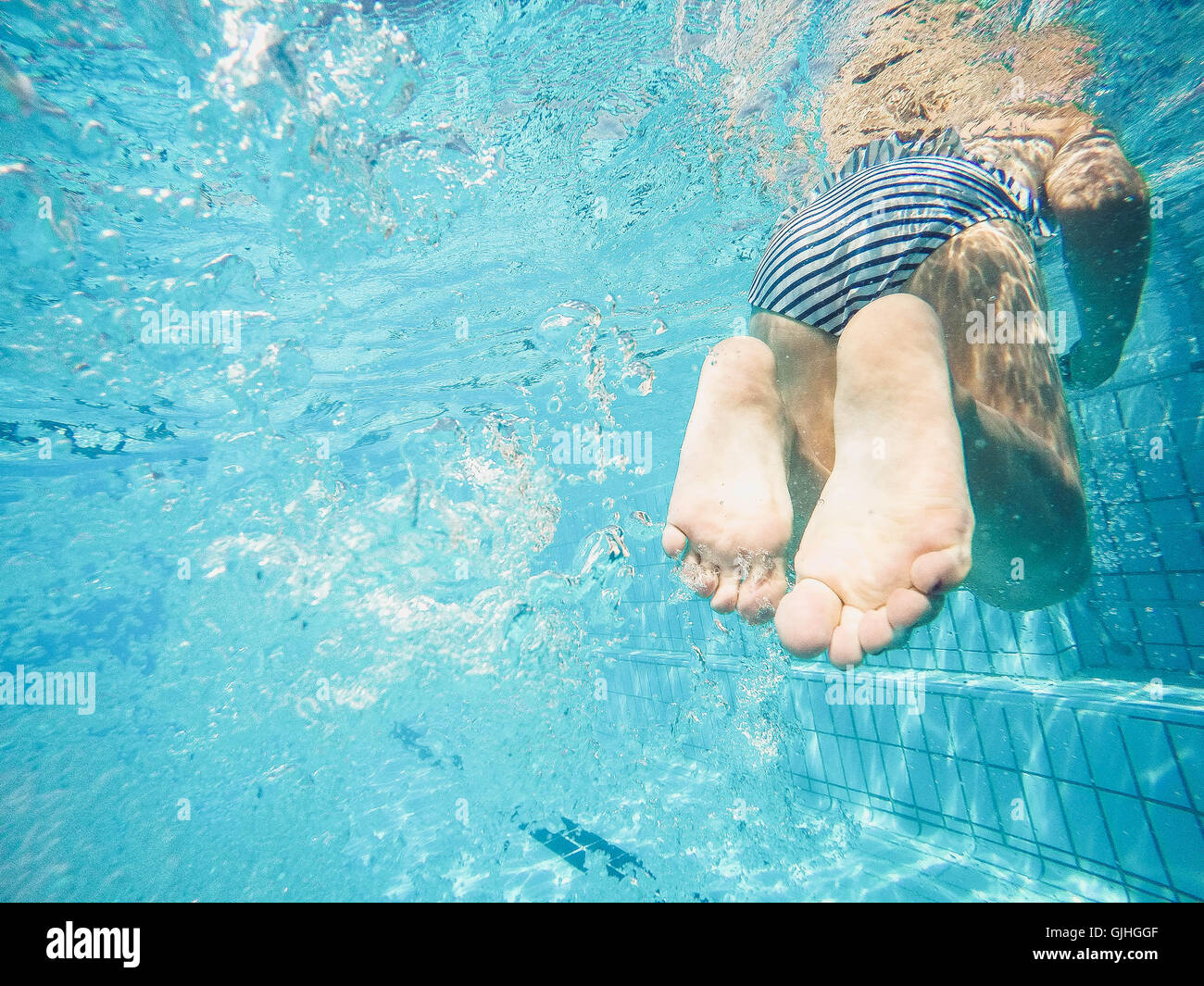 Vista submarina de una chica en la piscina Foto de stock