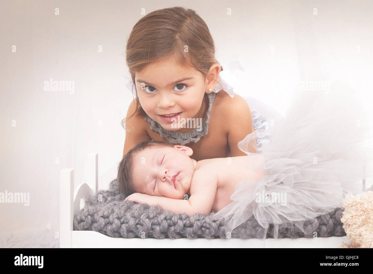 Retrato de una niña con bebé recién nacido hermana Foto de stock