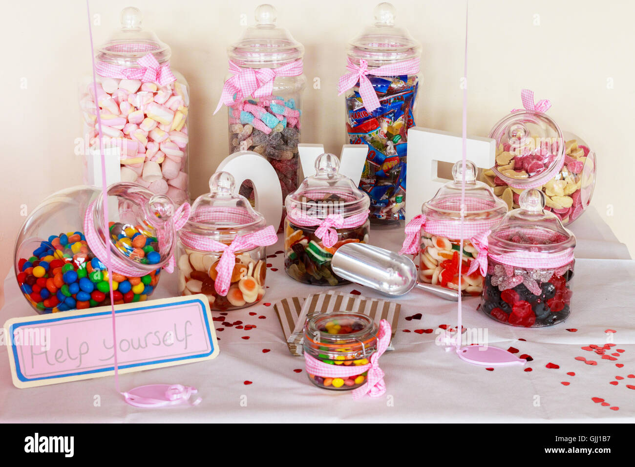 Frascos de vidrio llena de coloridos dulces Foto de stock