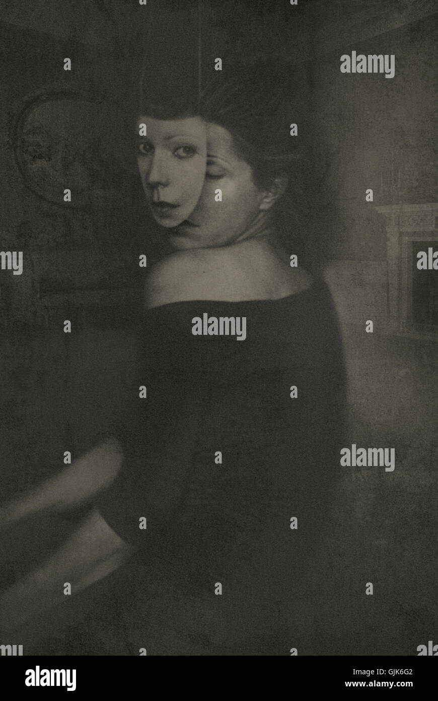 Retrato surrealista conceptual de la mujer joven con una máscara Foto de stock