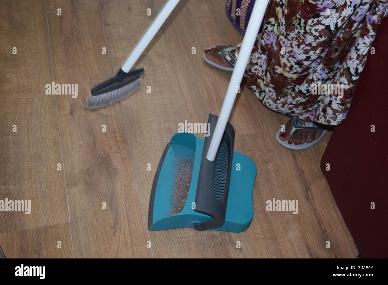 Una mujer barrer el piso Fotografía de stock Alamy