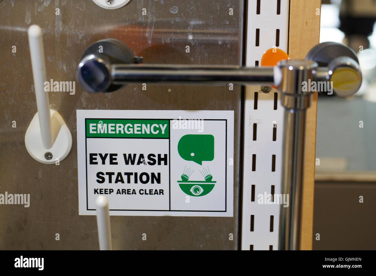 Estación de lavado de ojos de emergencia en laboratorio Fotografía de stock  - Alamy