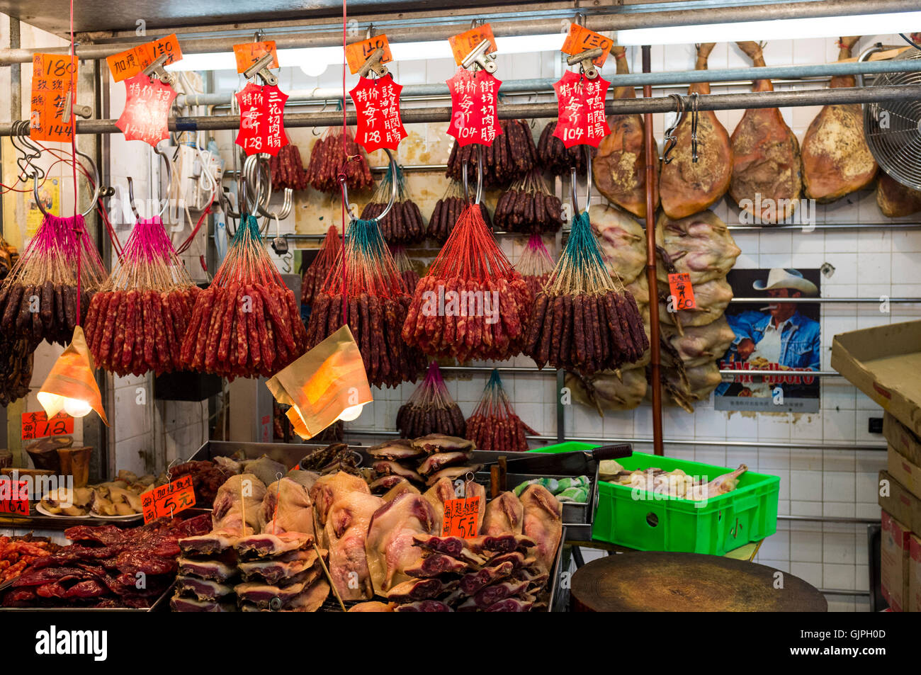 Una carnicería calar en un mercado, la península de Kowloon, Hong Kong, China. Foto de stock