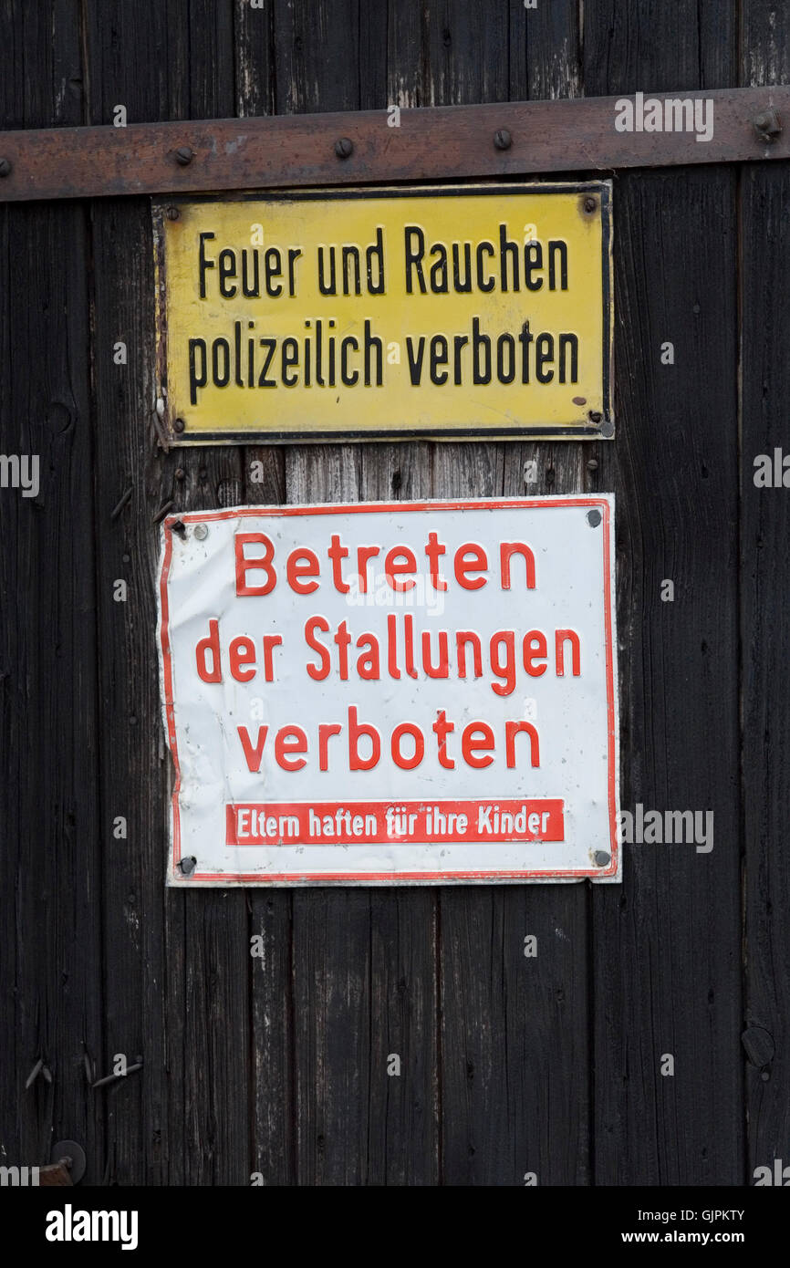 Señales de advertencia alemana Foto de stock
