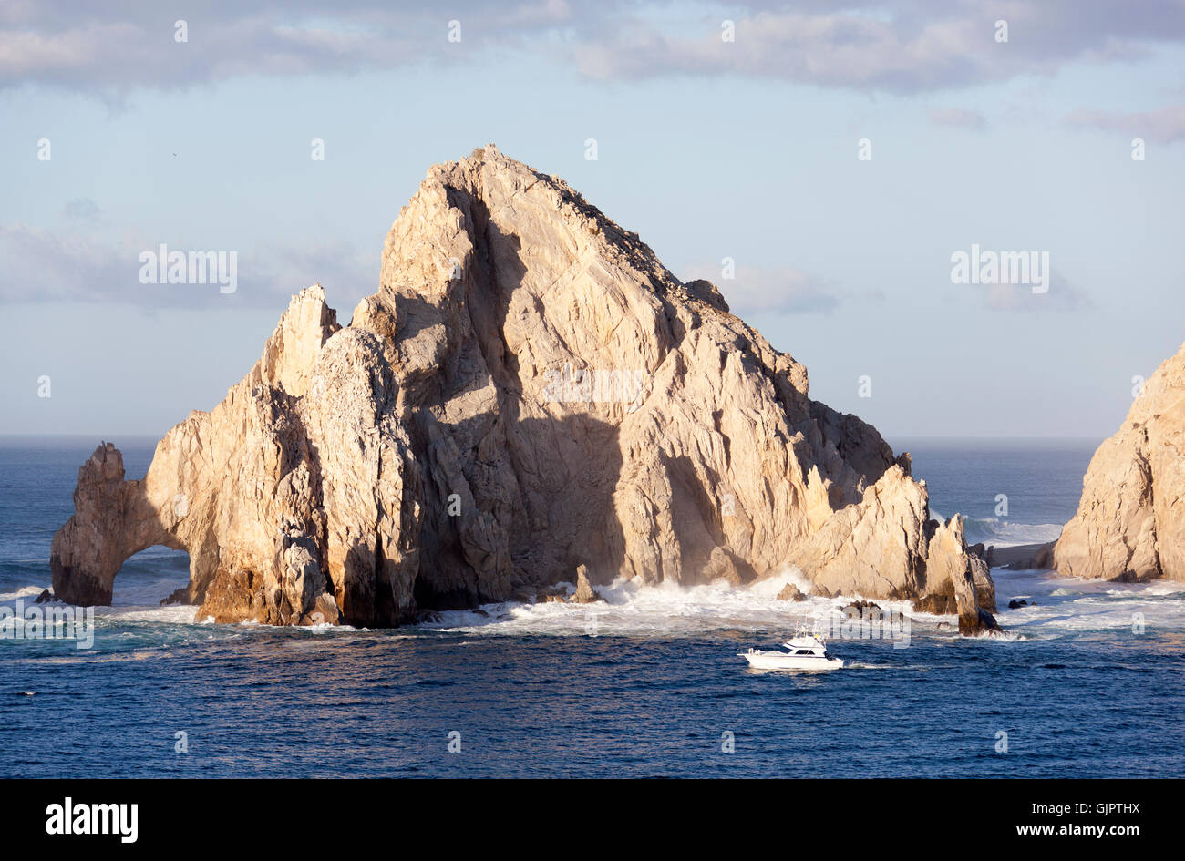 Famosas rocas erosionadas de resort en la ciudad de Cabo San Lucas (México). Foto de stock
