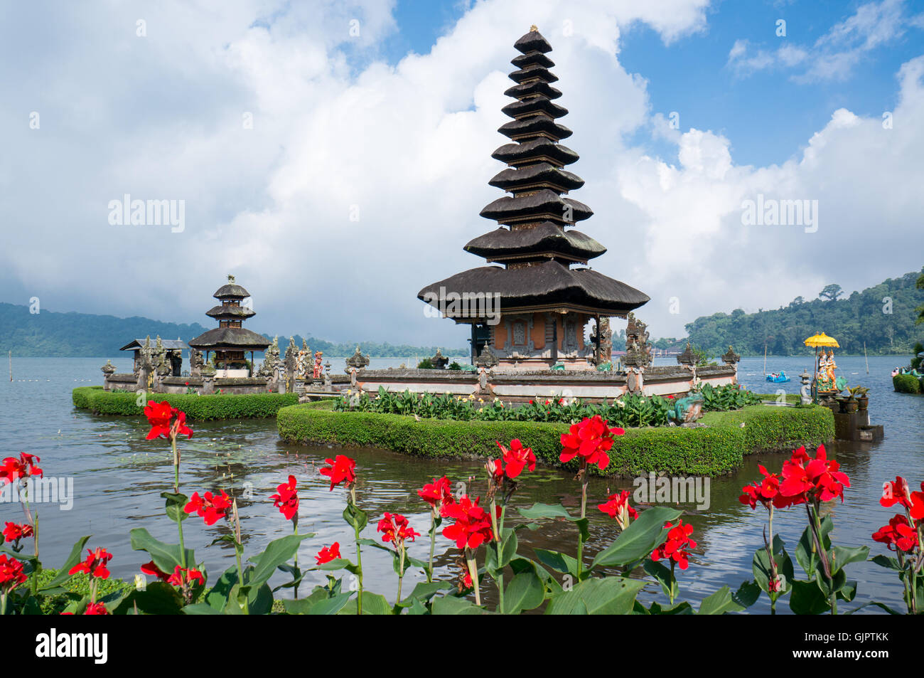 Las flores rojas en la parte delantera de la Pura Ulun Danu Bratan - un santo templo del agua - en Bali Foto de stock