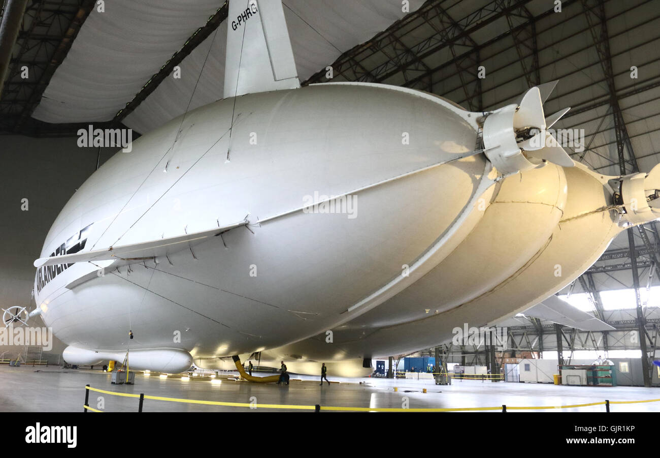 El Príncipe Eduardo, duque de Kent visitas Vehículos Aéreos híbridos' Airlander 10, (apodado 'El Flying Bum" debido a su parecido con un par de nalgas) que pronto será lanzado y será el más grande de aviones en operación en el mundo, HANGAR 1, Cardington aeródromo n Foto de stock