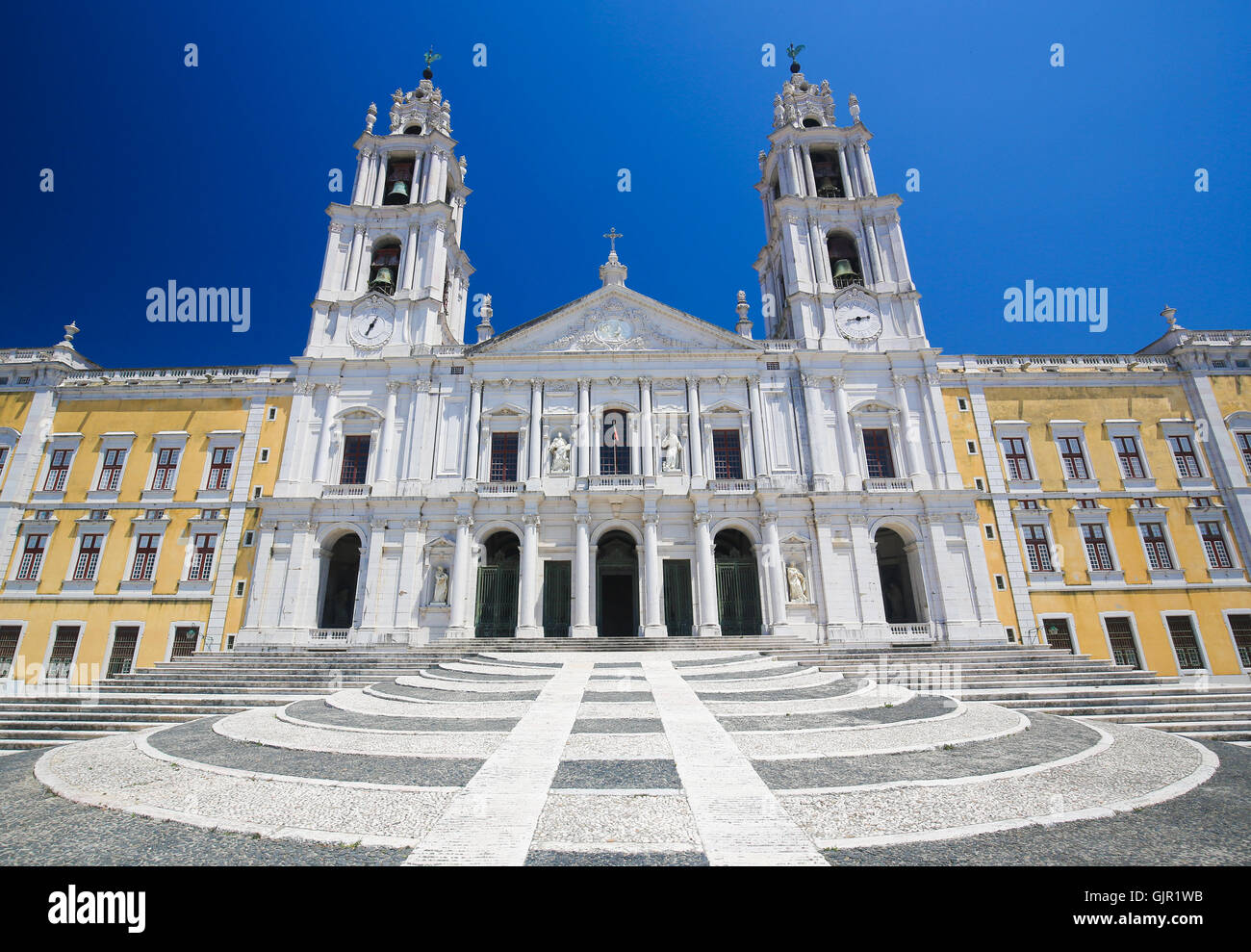 Fachada de la basílica en el Palacio de Mafra, Portugal, un famoso Palacio real construido en el siglo XVIII. Foto de stock