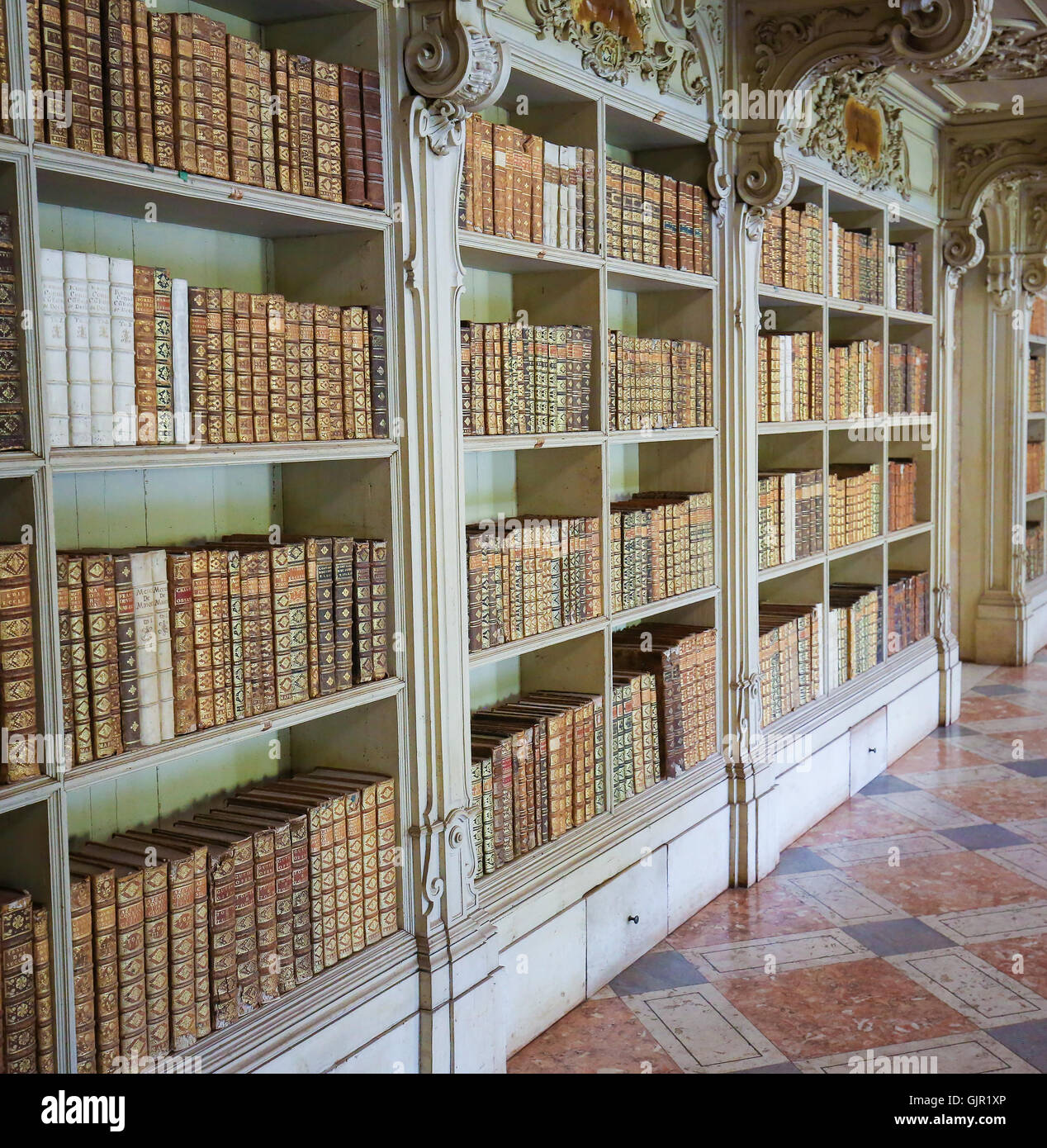 MAFRA, Portugal - Julio 17, 2016: Los libros antiguos de la biblioteca del Palacio de Mafra, Portugal Foto de stock