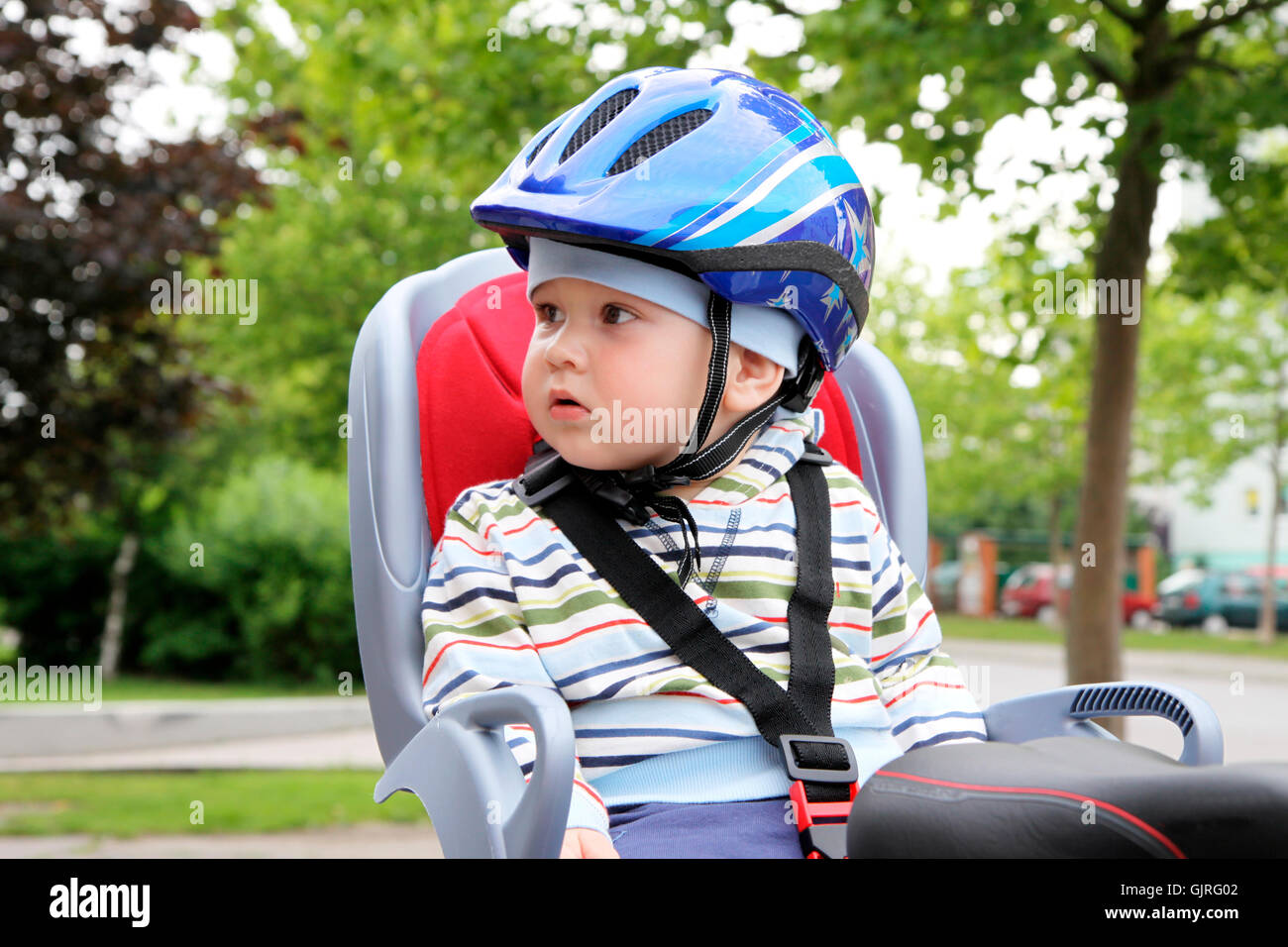 Beb bicicleta casco Fotograf a de stock Alamy