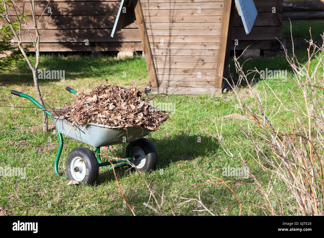 Camion lleno de hojas Fotos e Imágenes de stock Alamy