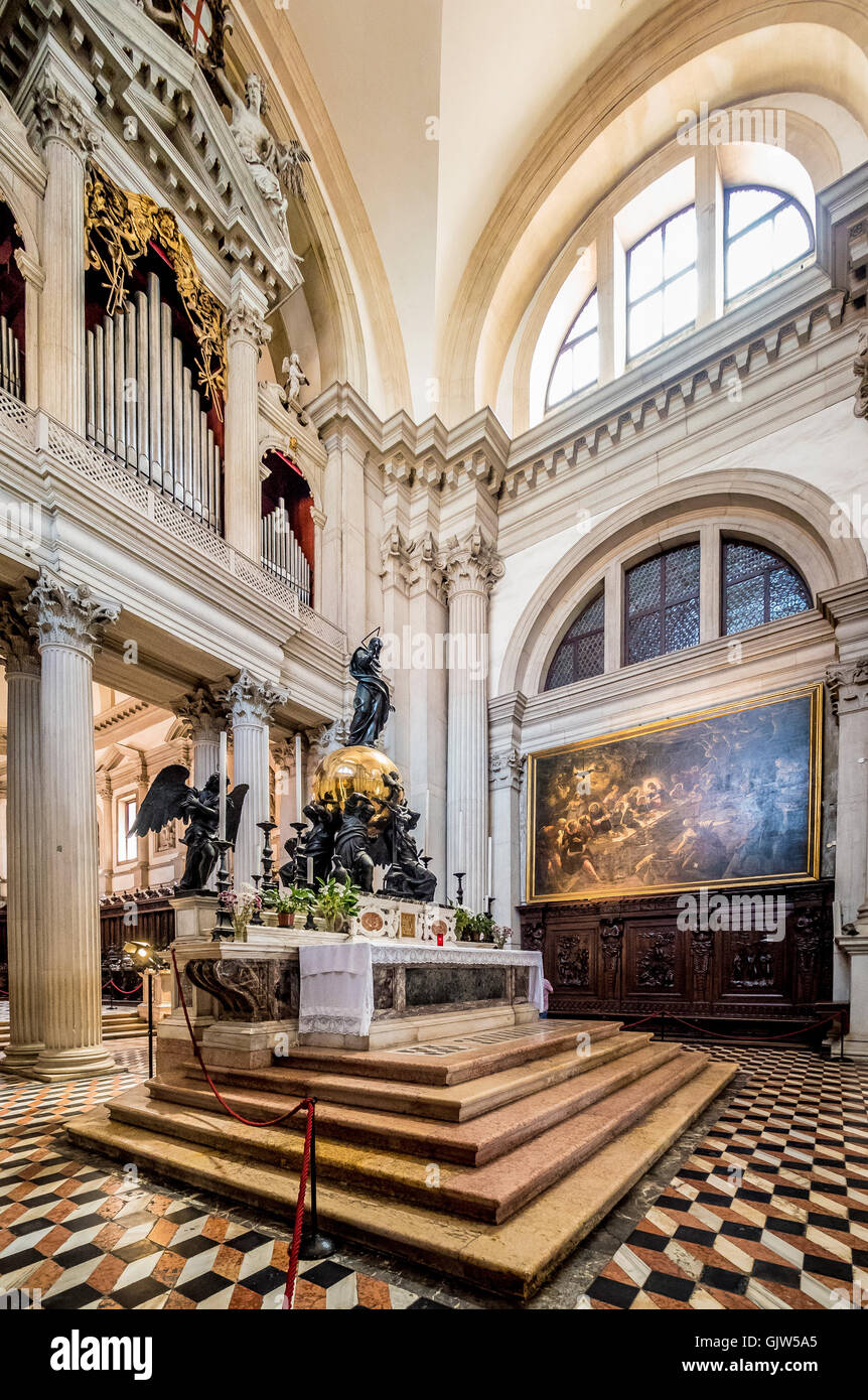 La Última Cena de Tintoretto cuelga junto al altar de San Giorgio Maggiore. Venecia, Italia. Foto de stock