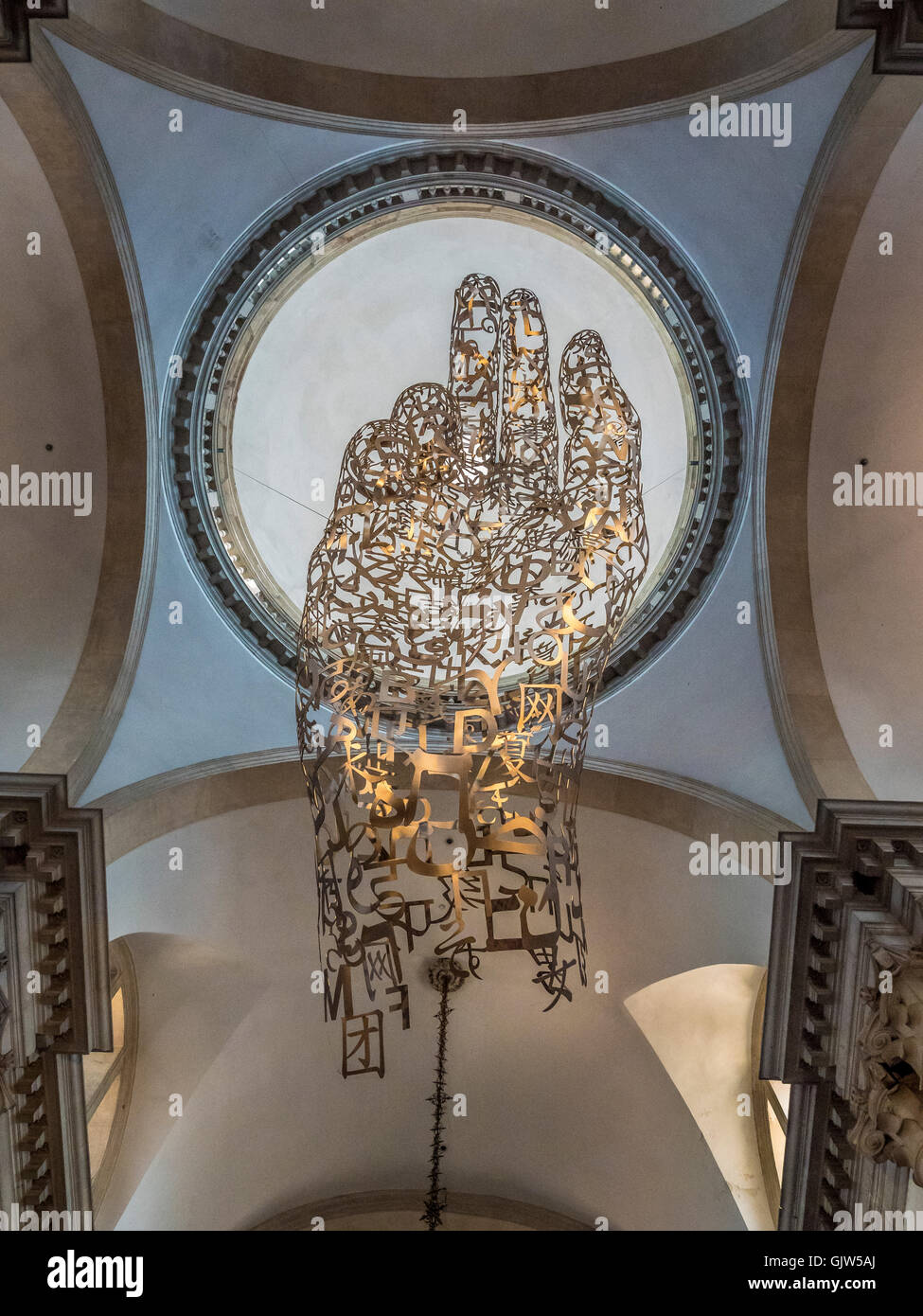 La bendición la mano "Juntos" por Jaume Plensa, escultura en metal suspendido sobre el crucero, debajo de la cúpula de techo. San Giorgio Foto de stock