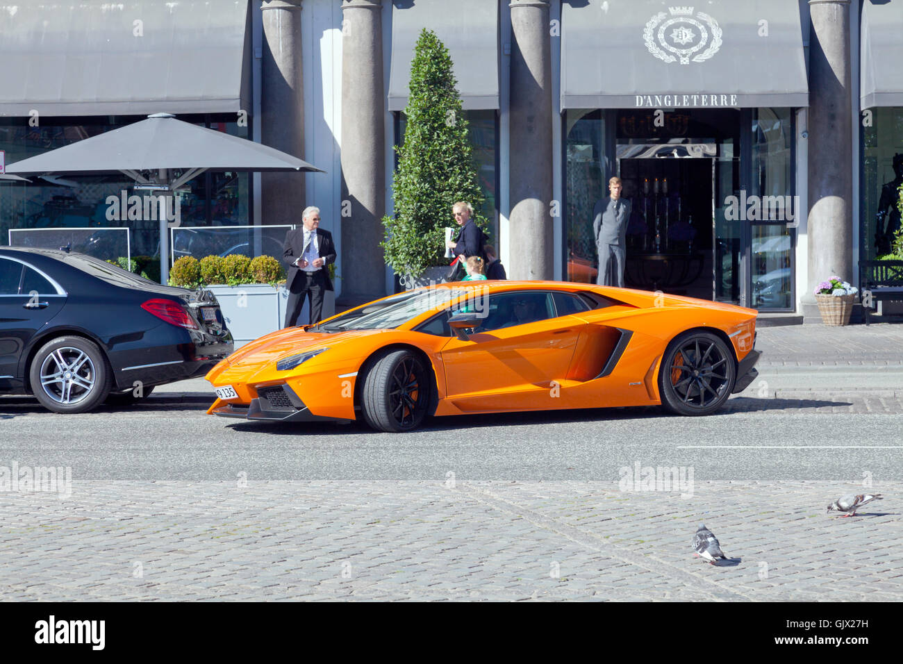 Naranja Lamborghini Aventador Coupé paralelas estacionado en frente de la  entrada al Hotel D'Angleterre de Copenhague Fotografía de stock - Alamy