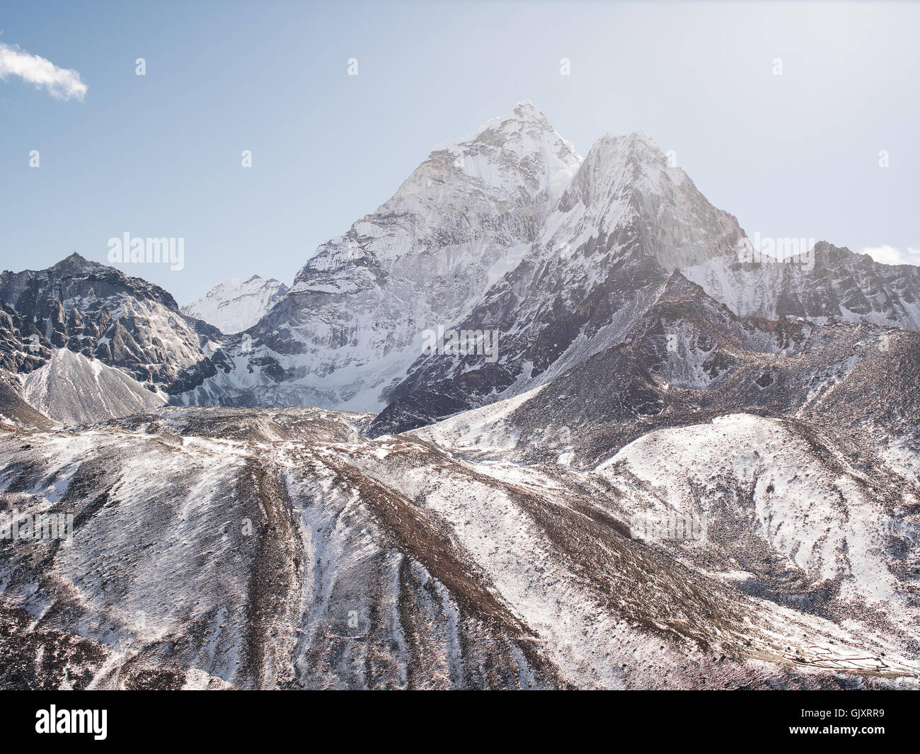 Pico Nevado en el Himalaya de Nepal en el campamento base del Everest Foto de stock