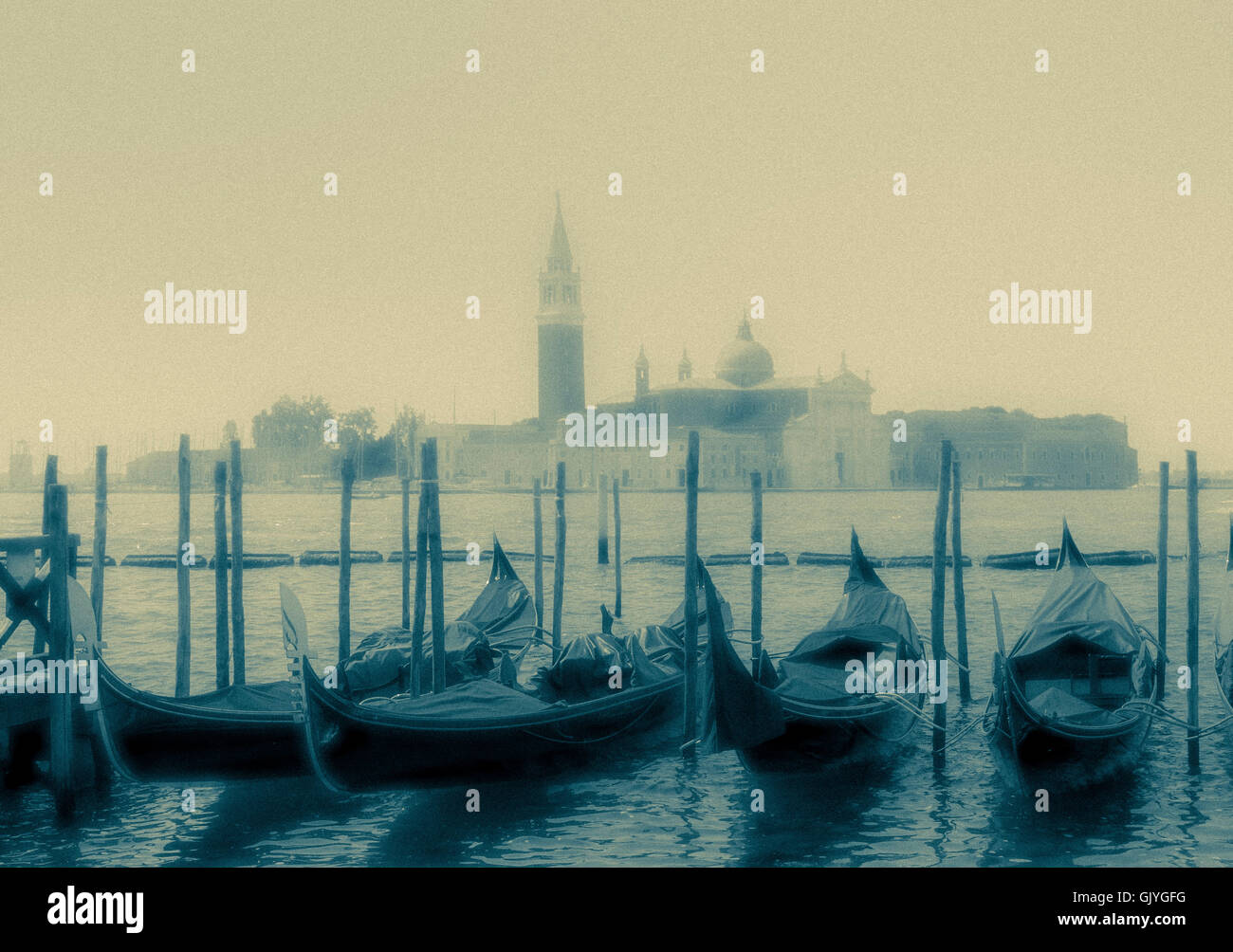 Las góndolas amarradas en la cuenca de San Marcos con San Giorgio Maggiore en el fondo. Venecia, Italia. Foto de stock