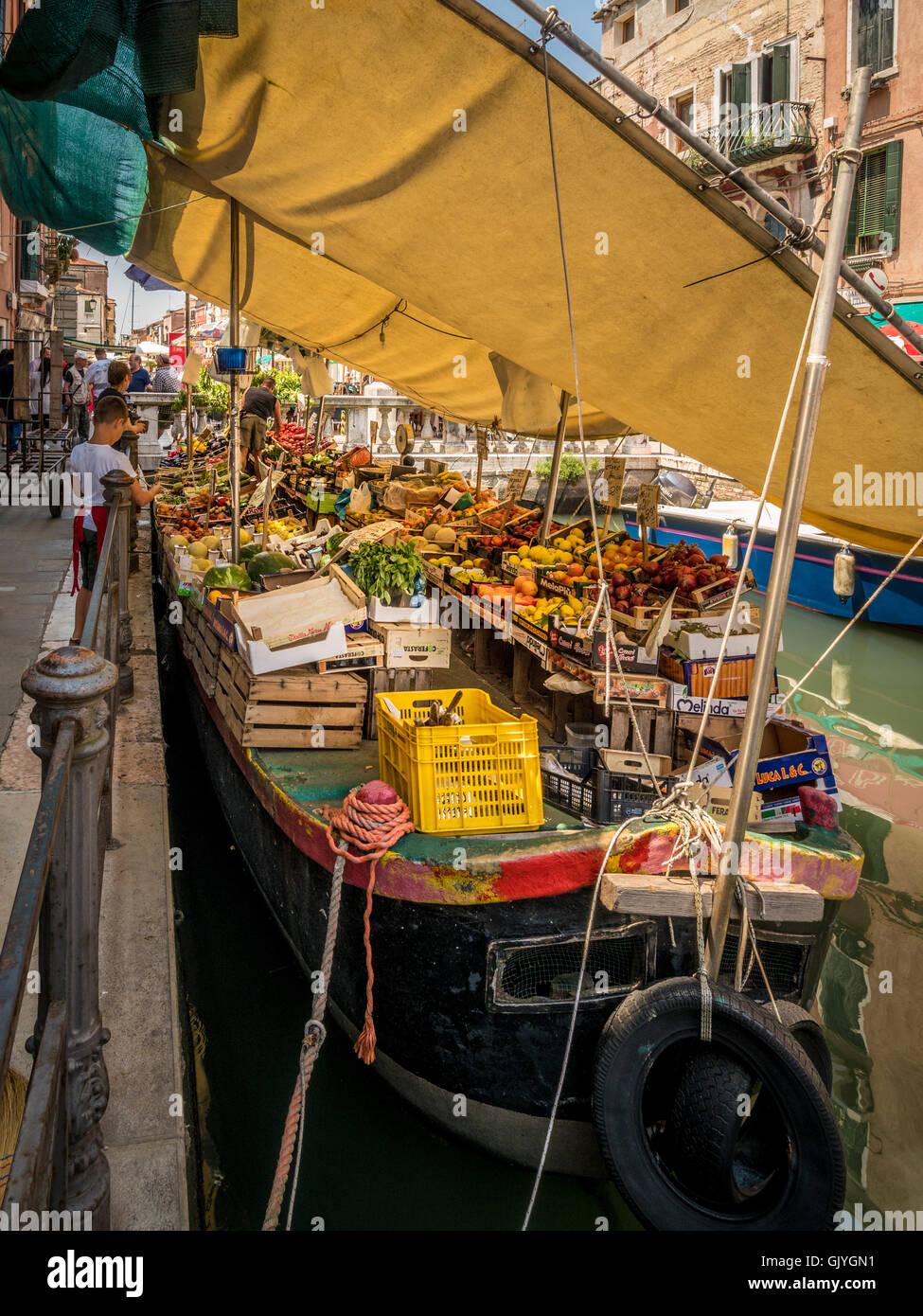 Amarrados barcaza vendiendo frutas y verduras, en el río de S. Ana, en Venecia. Foto de stock