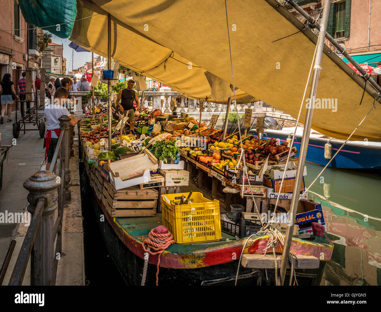 Amarrados barcaza vendiendo frutas y verduras, en el río de S. Ana, en Venecia. Foto de stock
