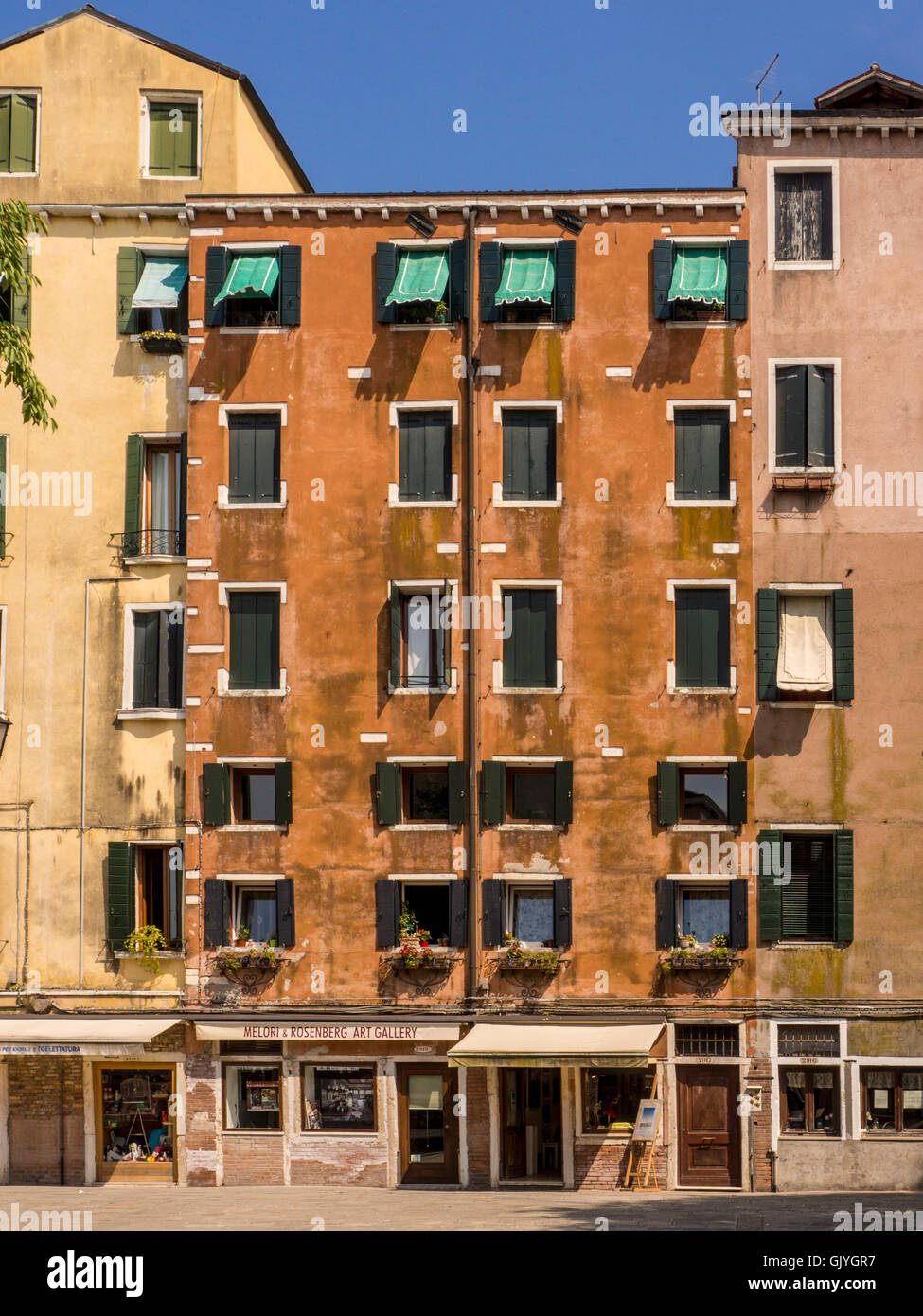 Tradicional de edificios de varios pisos en el perímetro del campo de Gheto Novo en el gueto judío de Venecia, Italia Foto de stock