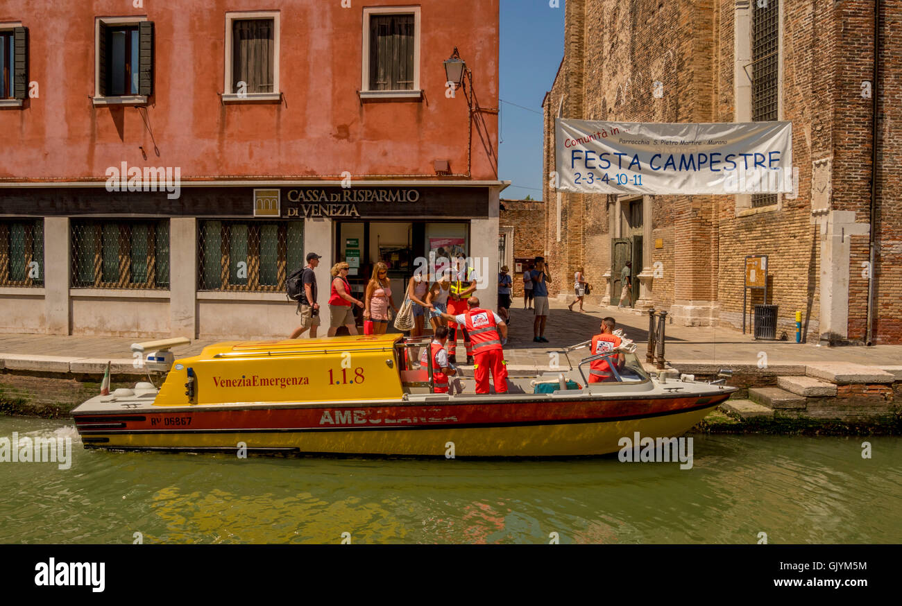 Paciente de sexo femenino, siendo atendido por paramédicos a bordo de una ambulancia de agua. Venecia, Murano, Italia. Foto de stock