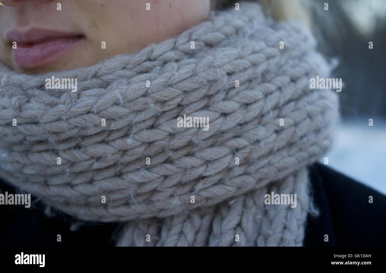 Gripe, mujer vistiendo bufanda. invierno, frío, tejidas. Foto de stock