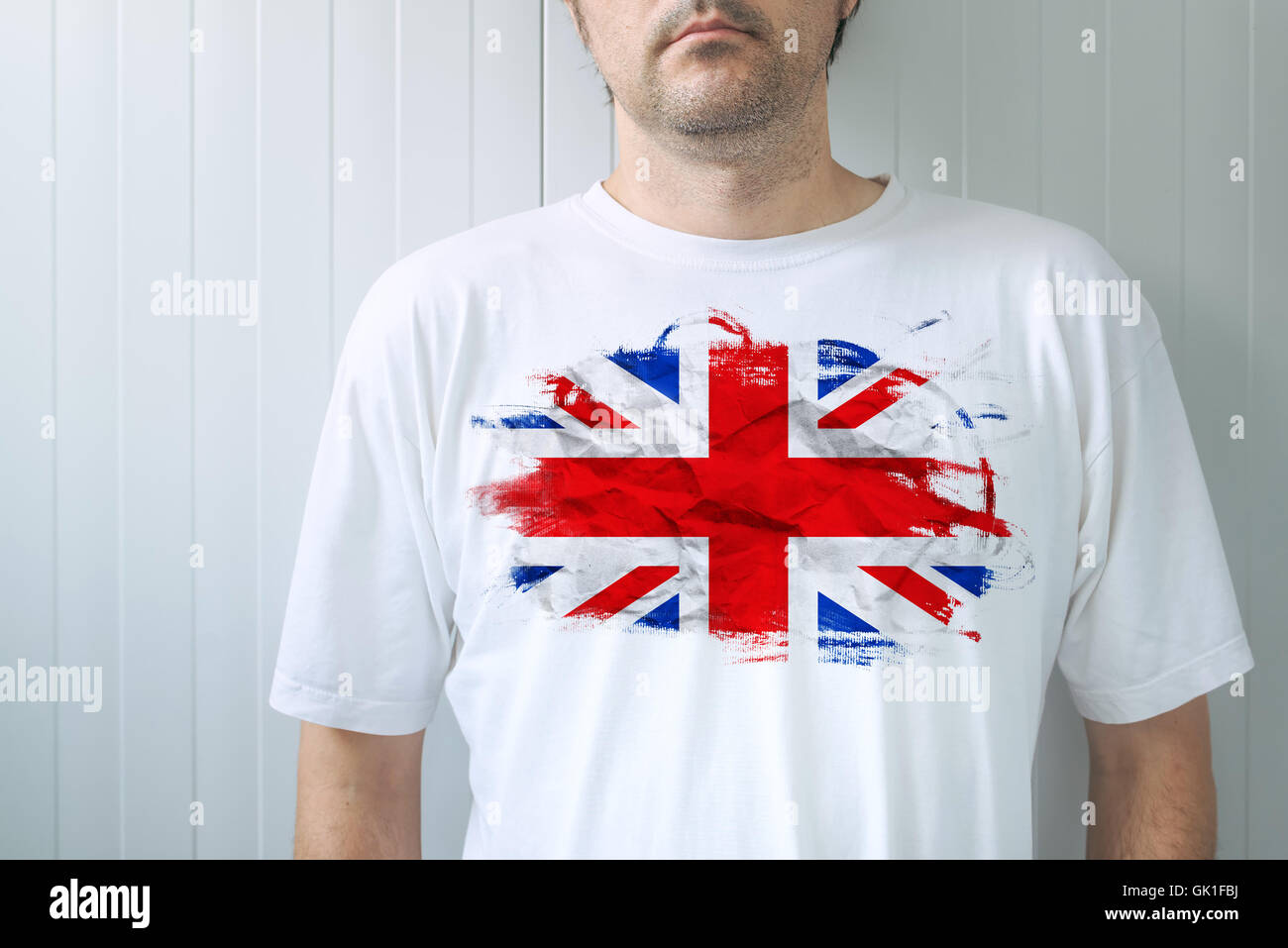 Hombre vestido con camisa blanca con bandera del Reino Unido imprimir, macho adulto persona apoyando a Gran Bretaña Foto de stock