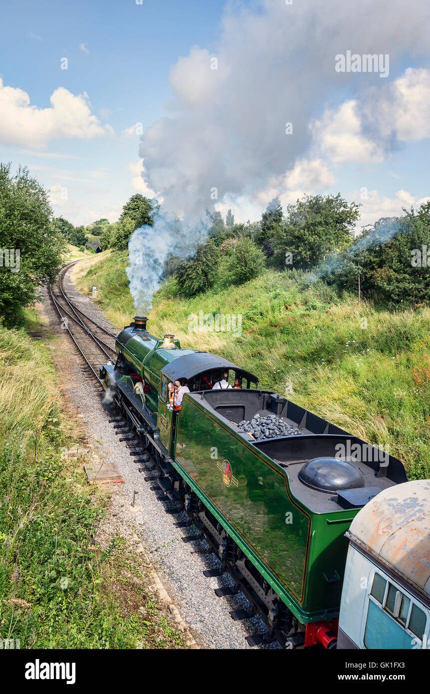 Un tren de vapor preservada la partida para Cheltenham UK Foto de stock