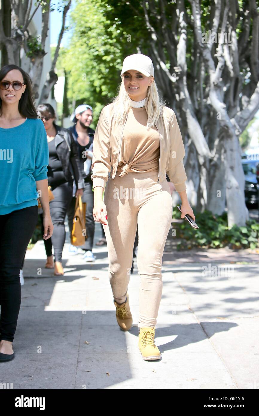 Bebe Rexha Visto En Melrose Place Con Amigos Con Bebe Rexha Donde Los Angeles California Estados Unidos Cuando 27 Apr 16 Fotografia De Stock Alamy Bebe Rexha Visto En Melrose Place Con Amigos Con Bebe Rexha Donde Los Angeles California Estados Unidos Cuando 27 Apr 16 Fotografia De Stock Alamy