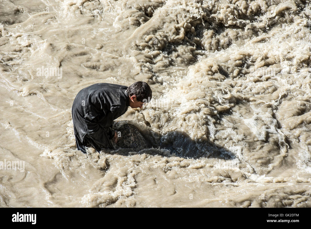 A Todo Gas 5 Descargar Torrent Joven trabajando en una fusión de la nieve torrent (Kalash river). Él está  colocando piedras en el flujo para proteger al banco de Fotografía de stock  - Alamy