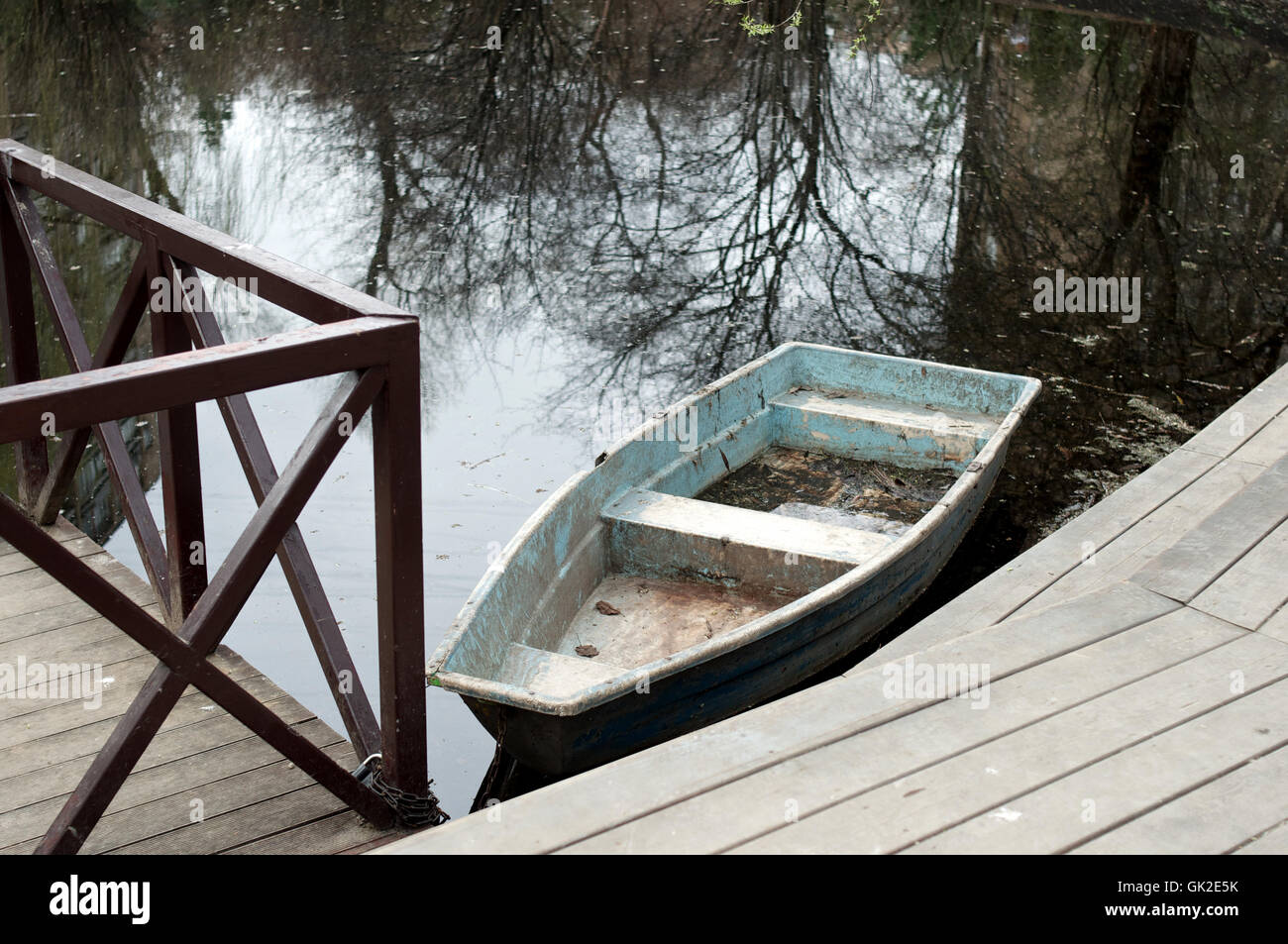 Vistas a un estanque con barandas de madera Foto de stock