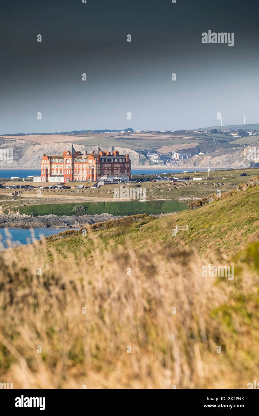 Una vista lejana de la cabecera Hotel visto desde Oriente Pentire en Newquay, Cornwall Foto de stock