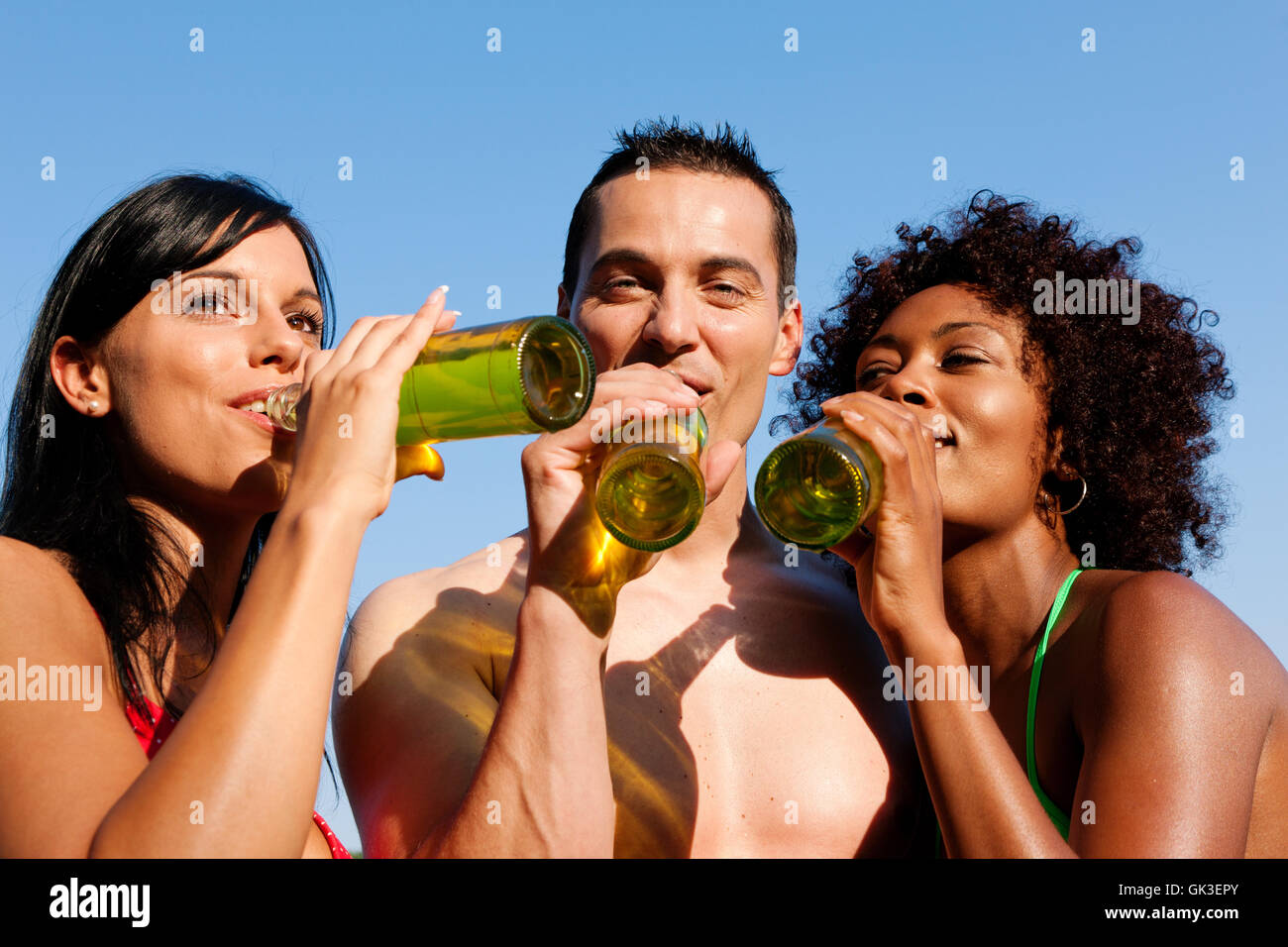 Amigos bebiendo cerveza en un ambiente de verano Foto de stock