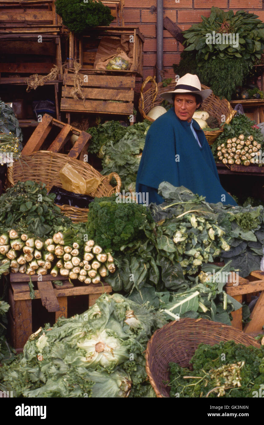 Ca. 1980-1995, Bogot·, Colombia --- Una variedad de verduras en dislpay a un mayorista de frutas y verduras en el capit colombiano Foto de stock