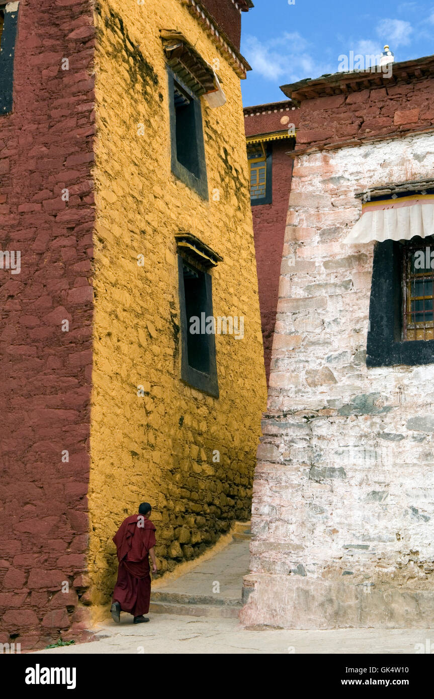 23 de agosto de 2007, el Tíbet, China --- un monje camina entre los muchos edificios del monasterio Ganden, a 40 km de Lhasa, uno de los cinco importan Foto de stock